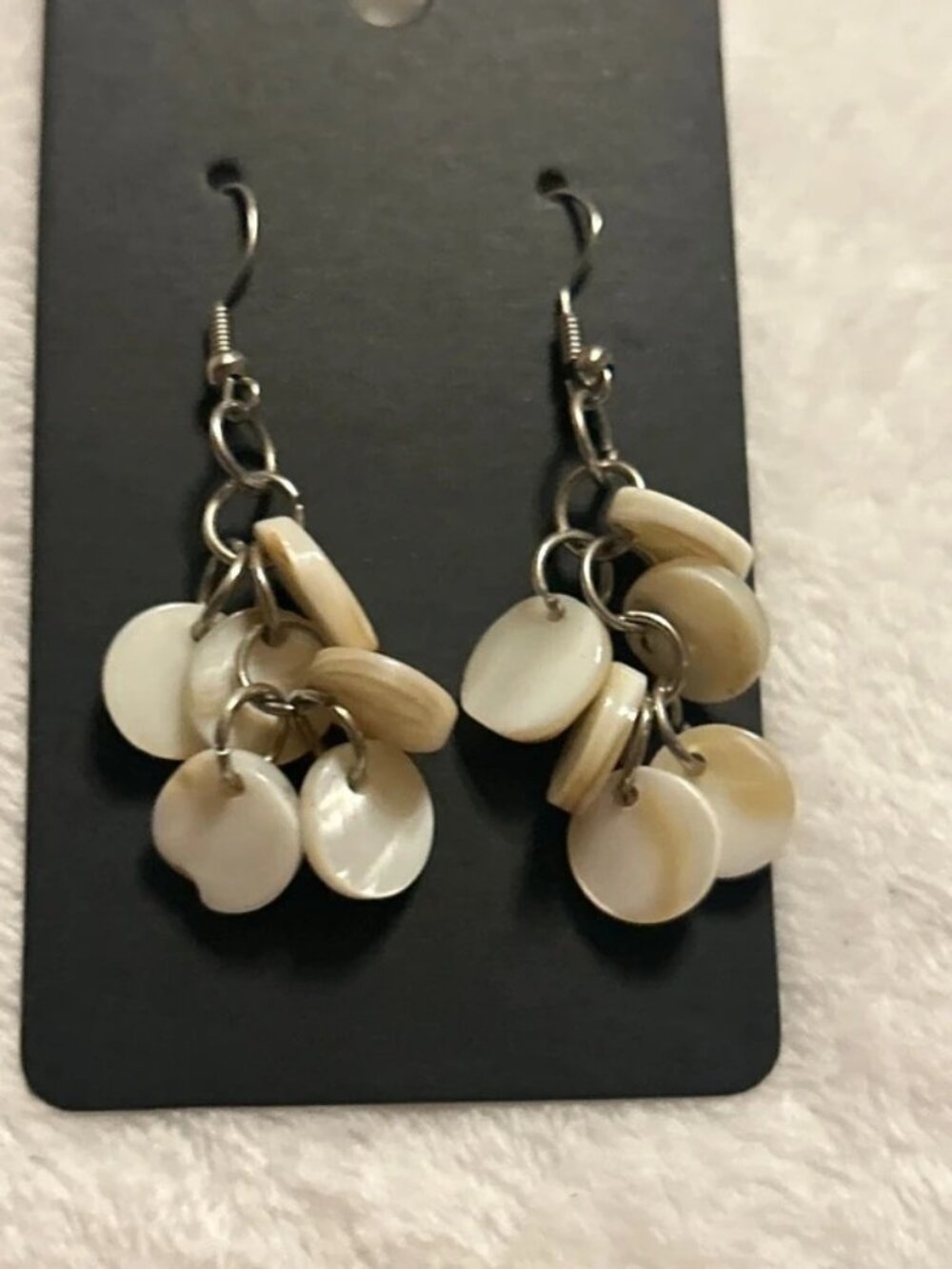 Shell dangle earrings - Picture 3 of 5